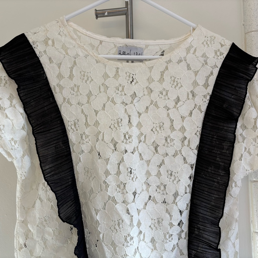 Hello, Wonderful! Elegant Floral Lace Blouse Black Accents Stretch Made in Italy - Picture 3 of 8